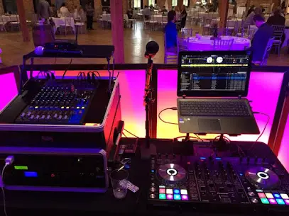 Right On Q Entertainment & Photo Booth