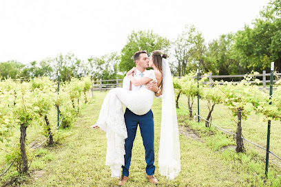 Sara Rieth: Romantic Storytelling Wedding Photographer