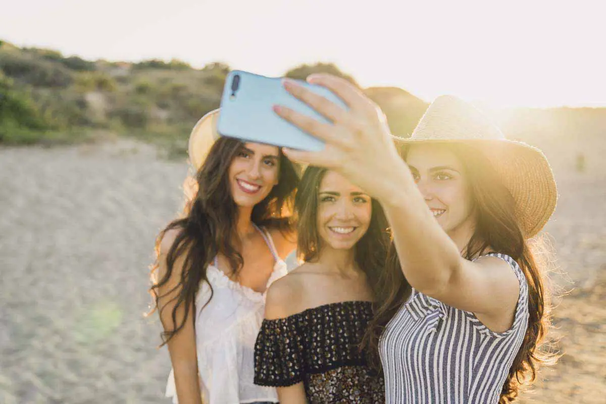 15 trucos y poses para el selfie perfecto en una fiesta